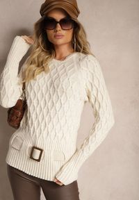 Renee - Beżowy Sweter w Delikatny Splot z Ozdobną Klamrą i Paskiem na Dole Rievea. Okazja: do pracy. Kolor: beżowy. Materiał: jeans. Długość rękawa: długi rękaw. Długość: długie. Wzór: ze splotem. Styl: elegancki #3