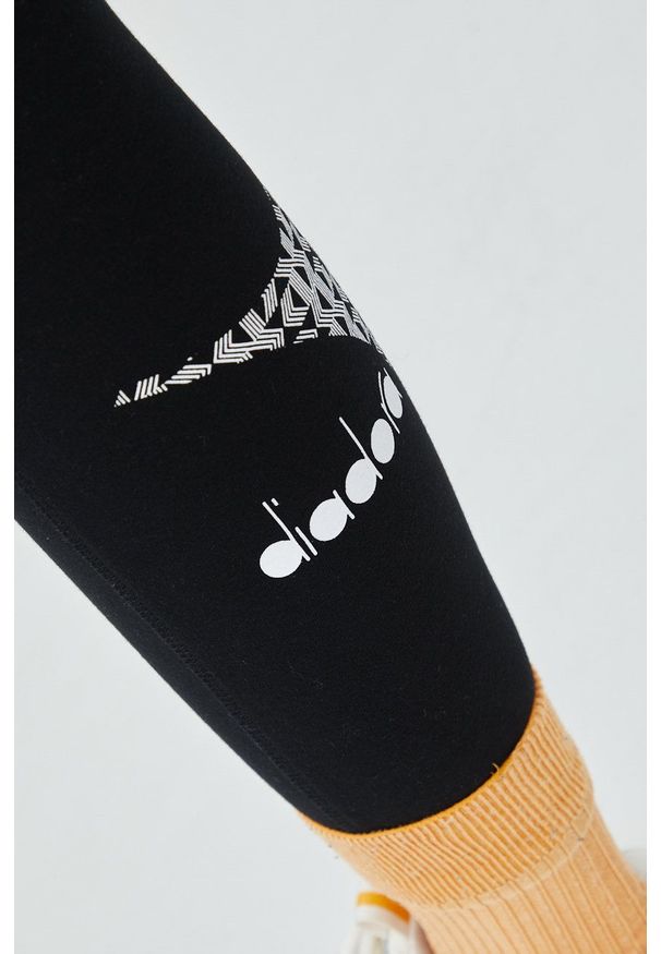 Diadora legginsy damskie kolor czarny z nadrukiem. Kolor: czarny. Materiał: bawełna. Wzór: nadruk