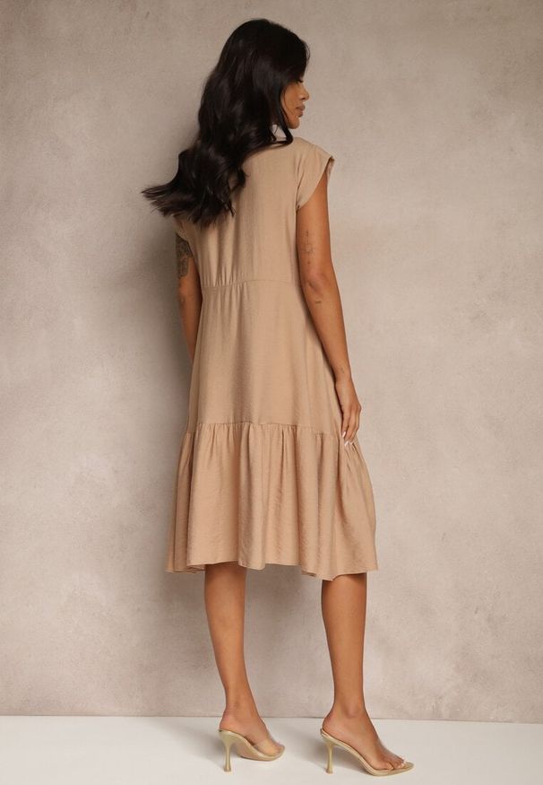 Renee - Jasnobrązowa Rozkloszowana Sukienka z Wiskozy Linurea. Okazja: na co dzień. Kolor: brązowy. Materiał: wiskoza. Typ sukienki: proste. Styl: casual, klasyczny