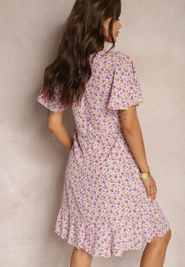 Renee - Fioletowa Sukienka Midi o Pudełkowym Kroju w Kwiaty Kimbr. Kolor: fioletowy. Wzór: kwiaty. Długość: midi