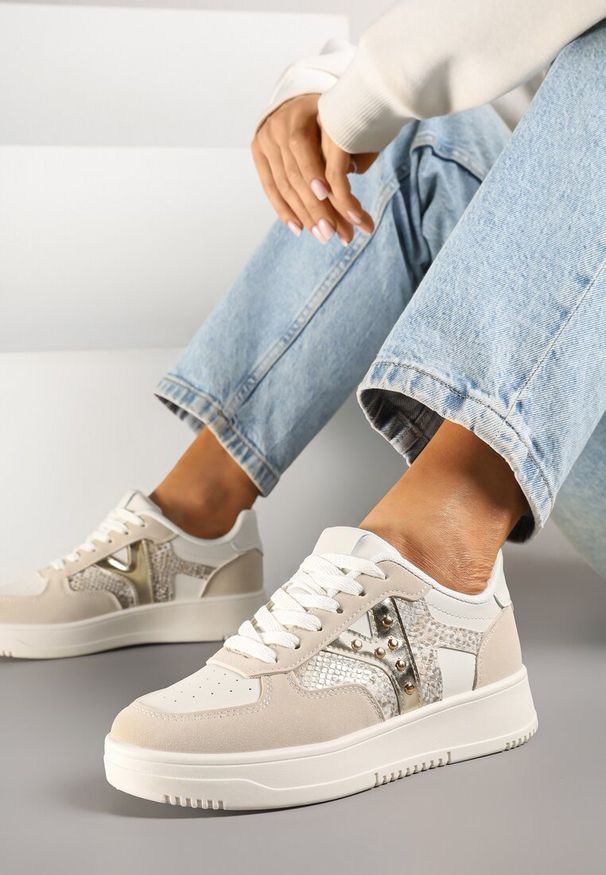 Born2be - Beżowe Sneakersy z Metalicznym Zdobieniem i Wstawką z Imitacją Skóry Węża Sarilira. Okazja: na co dzień. Kolor: beżowy. Materiał: skóra. Wzór: aplikacja