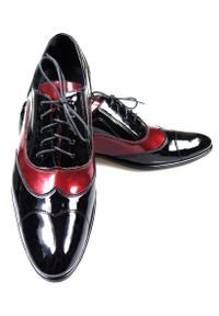 Modini - Czarno-bordowe buty wizytowe T99 - Austerity, caponki. Kolor: czarny, wielokolorowy, czerwony. Materiał: skóra, materiał. Styl: wizytowy #5