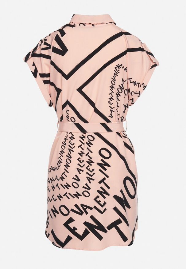 Born2be - Jasnoróżowa Koszulowa Sukienka z Materiałowym Paskiem w Talii i Ozdobnymi Napisami Gareta. Okazja: na co dzień. Typ kołnierza: dekolt w kształcie V. Kolor: różowy. Materiał: materiał. Wzór: napisy. Typ sukienki: koszulowe. Styl: elegancki, casual, klasyczny