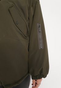 Born2be - Ciemnozielona Kurtka Parka Oversize z Futerkiem Mitto. Kolor: zielony. Materiał: futro. Długość rękawa: długi rękaw. Długość: długie. Sezon: zima, jesień. Styl: klasyczny, elegancki #3