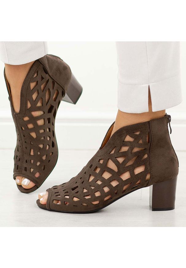C.Brązowe sandały damskie na obcasie z zakrytą piętą M.Daszyński 1954-15 26. Okazja: na co dzień. Kolor: brązowy. Materiał: zamsz. Wzór: ażurowy. Sezon: wiosna, lato. Obcas: na obcasie. Styl: casual, elegancki, klasyczny, wizytowy. Wysokość obcasa: średni