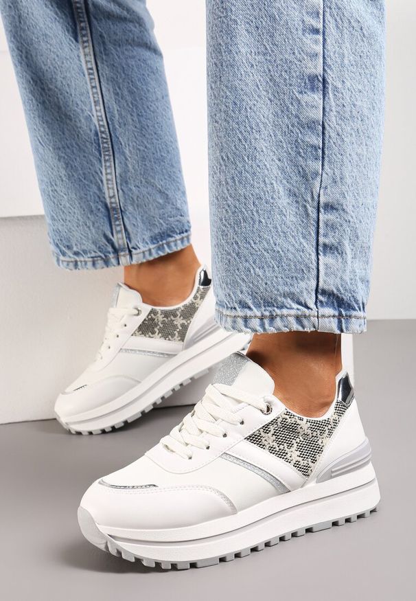 Renee - Białe Sneakersy z Materiałowymi Wstawkami na Grubej Podeszwie Ozdobione Brokatem Zirnna. Okazja: na co dzień. Kolor: biały. Materiał: materiał. Wzór: aplikacja