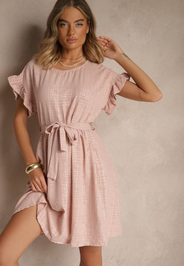 Renee - Ciemnoróżowa Sukienka z Paskiem i Falbankami przy Rękawach Folunelle. Okazja: na co dzień. Typ kołnierza: kołnierz z falbankami. Kolor: różowy. Styl: elegancki, klasyczny, casual