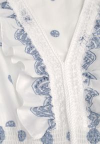 Renee - Biało-Niebieska Sukienka na Lato Boho z Bawełny w Haftowane Wzory z Falbanką Alemite. Typ kołnierza: kołnierz z falbankami. Kolor: niebieski. Materiał: bawełna. Wzór: haft. Sezon: lato. Typ sukienki: proste. Styl: boho. Długość: maxi #8