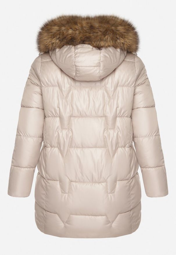 Born2be - Beżowa Kurtka z Pikowanymi Przeszyciami i Kapturem z Futrem Azinga. Okazja: na spacer. Typ kołnierza: golf. Kolekcja: plus size. Kolor: beżowy. Materiał: futro. Styl: elegancki