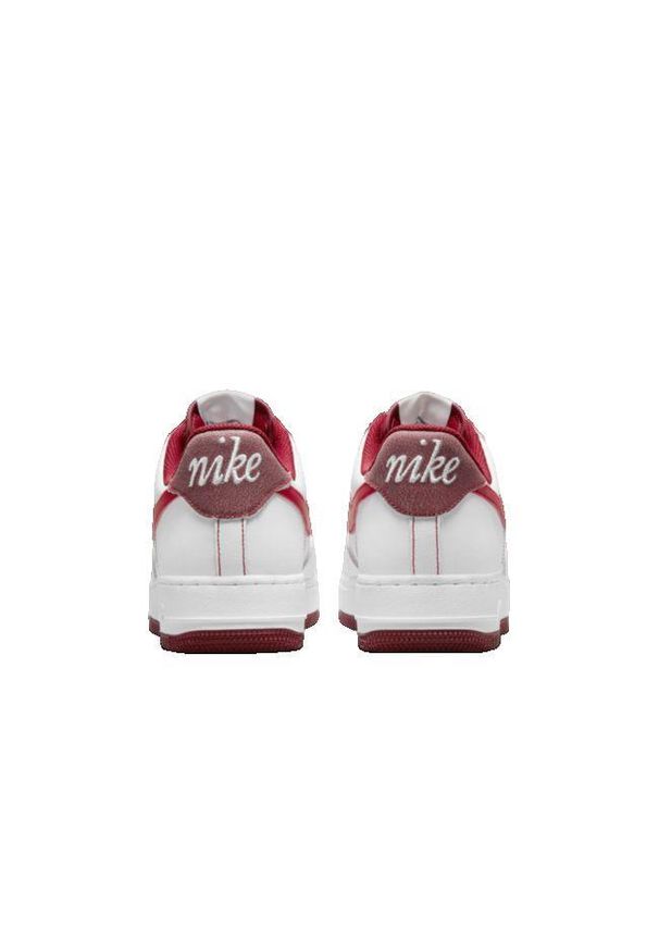 Buty do chodzenia męskie Nike Air Force 1 07. Zapięcie: sznurówki. Kolor: biały. Materiał: materiał. Szerokość cholewki: normalna. Model: Nike Air Force. Sport: turystyka piesza