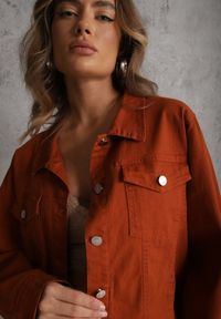 Renee - Brązowa Jeansowa Kurtka z Bawełny Perilopei. Okazja: na co dzień. Kolekcja: plus size. Kolor: brązowy. Materiał: bawełna, jeans. Styl: casual #4