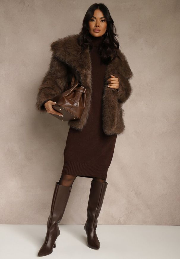 Renee - Brązowa Sweterkowa Sukienka z Bawełną i Golfem Reinaria. Okazja: na co dzień. Typ kołnierza: golf. Kolor: brązowy. Materiał: bawełna. Styl: casual