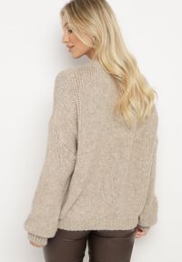 Born2be - Beżowy Sweter o Klasycznym Prostym Kroju z Domieszką Wełny i Wiskozy Sezisya. Okazja: na co dzień. Kolor: beżowy. Materiał: wełna, wiskoza. Długość rękawa: długi rękaw. Długość: długie. Wzór: aplikacja. Sezon: zima, jesień. Styl: klasyczny #4