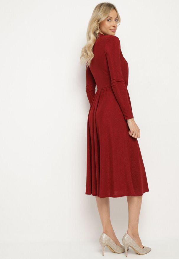 Born2be - Bordowa Koktajlowa Sukienka z Metaliczną Nicią Mianella. Kolor: czerwony. Długość rękawa: długi rękaw. Wzór: aplikacja. Styl: wizytowy