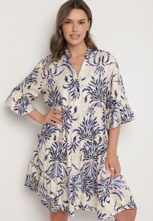 Born2be - Niebieska Rozkloszowana Sukienka z Lnem z Metalicznym Nadrukiem Filasenia. Okazja: na spacer. Typ kołnierza: dekolt w kształcie V, kołnierz z falbankami. Kolor: niebieski. Materiał: len. Wzór: nadruk. Sezon: lato. Styl: elegancki
