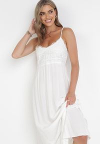 Born2be - Biała Sukienka Maxi na Cienkich Ramiączkach z Falbankami i Koronką Vealani. Typ kołnierza: kołnierz z falbankami. Kolor: biały. Materiał: koronka. Długość rękawa: na ramiączkach. Wzór: koronka. Typ sukienki: rozkloszowane. Styl: wakacyjny. Długość: maxi #4