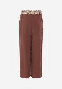 Renee - Brązowe Spodnie z Wiskozy High Waist Ozdobione Geometrycznym Motywem Iomane. Okazja: na co dzień. Stan: podwyższony. Kolor: brązowy. Materiał: wiskoza. Wzór: geometria, aplikacja. Styl: casual #7