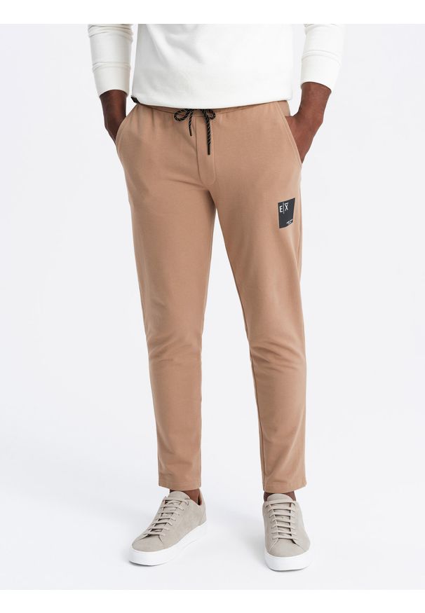 Ombre Clothing - Spodnie męskie dresowe z logotypem – brązowe V3 - Rozmiar: XL. Kolor: brązowy. Materiał: dresówka. Wzór: nadruk. Styl: elegancki