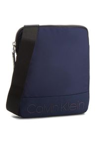 Calvin Klein Saszetka Shadow Flat Crossove K50K503907 Granatowy. Kolor: niebieski. Materiał: materiał
