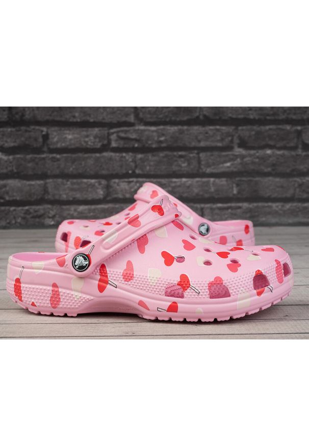 Sandały damskie na basen Crocs VDAY CLOG. Kolor: czerwony, wielokolorowy, różowy