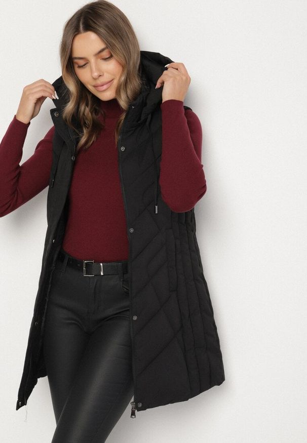 Born2be - Czarna Taliowana Kamizelka z Pikowanymi Przeszyciami i Kapturem Tuloria. Okazja: na spacer. Kolor: czarny. Materiał: jeans