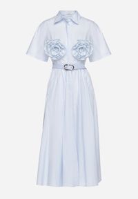 Born2be - Jasnoniebieska Bawełniana Sukienka o Koszulowym Kroju z Paskiem i Kwiatowymi Broszkami Zelnea. Okazja: na spotkanie biznesowe. Kolor: niebieski. Materiał: bawełna. Długość rękawa: krótki rękaw. Wzór: kwiaty. Typ sukienki: koszulowe. Styl: biznesowy, elegancki #2