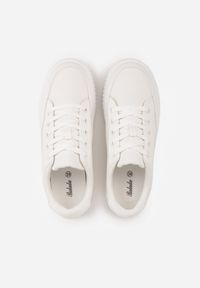 Renee - Białe Chunky Sneakersy na Tłoczonej Platformie Trianne. Okazja: na spacer, na co dzień. Zapięcie: sznurówki. Kolor: biały. Materiał: jeans. Wzór: aplikacja. Obcas: na platformie. Sport: turystyka piesza #7