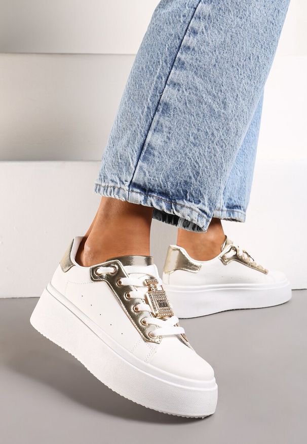 Renee - Biało-Złote Sneakersy z Metaliczną Zawieszką na Sznurówkach Ozdobioną Cyrkoniami Edosa. Okazja: na spacer. Kolor: biały. Wzór: aplikacja. Sport: turystyka piesza