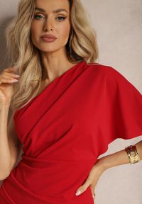 Renee - Czerwona Dopasowana Sukienka na Jedno Ramię o Asymetrycznym Fasonie Isolama. Kolor: czerwony. Materiał: tkanina. Sezon: lato. Typ sukienki: asymetryczne. Styl: elegancki #5