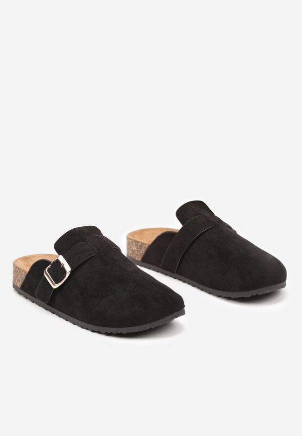 Renee - Czarne Klapki Ozdobione Klamrą na Pasku Zelevelis. Okazja: na co dzień. Kolor: czarny. Materiał: jeans. Wzór: aplikacja. Obcas: na obcasie. Styl: casual, elegancki. Wysokość obcasa: niski