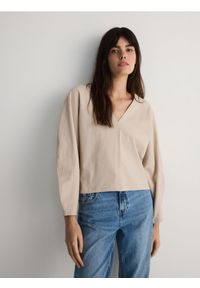 Reserved - Krótka bawełniana bluza - beżowy. Kolor: beżowy. Materiał: bawełna. Długość: krótkie. Wzór: gładki