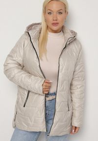 Born2be - Ciemnoszara Pikowana Kurtka z Kapturem w Klasycznym Stylu Mallissa. Okazja: na spacer. Typ kołnierza: kaptur. Kolekcja: plus size. Kolor: szary. Materiał: jeans. Wzór: aplikacja. Styl: klasyczny #3