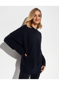 FREE PEOPLE - Granatowy sweter z dzianiny. Kolor: niebieski. Materiał: dzianina. Długość: długie