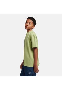 Koszulka dziecięca New Balance LAKB0191EEN – zielona. Kolor: zielony. Materiał: bawełna, materiał. Długość rękawa: krótki rękaw. Długość: krótkie. Wzór: aplikacja #5