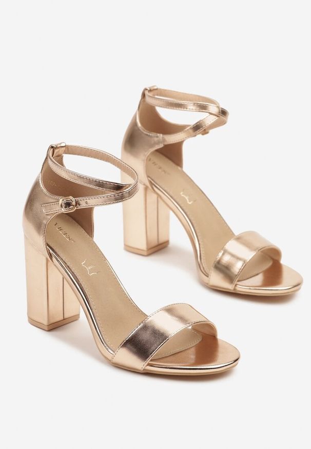 Born2be - Szampańskie Sandały Vices na Obcasie ze Skórzaną Wkładką i Ozdobnymi Paskami Edianisea. Zapięcie: pasek. Kolor: złoty. Materiał: skóra. Wzór: paski. Obcas: na obcasie. Wysokość obcasa: średni