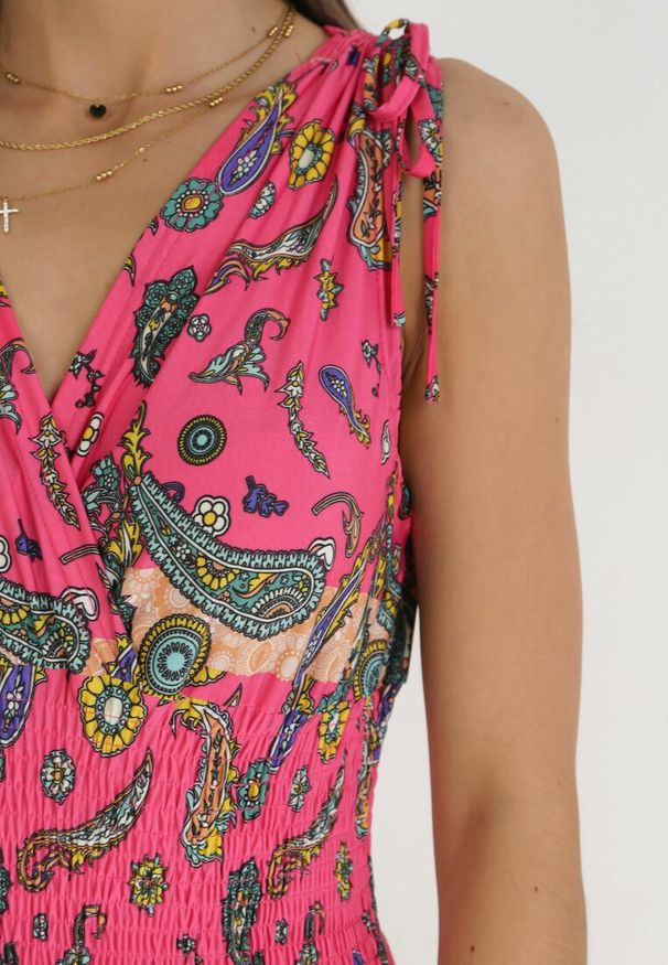 Born2be - Różowa Sukienka Maxi z Gumką w Pasie i Głębokim Dekoltem we Wzór Paisley Emmatta. Kolor: różowy. Wzór: paisley. Sezon: wiosna, lato. Długość: maxi