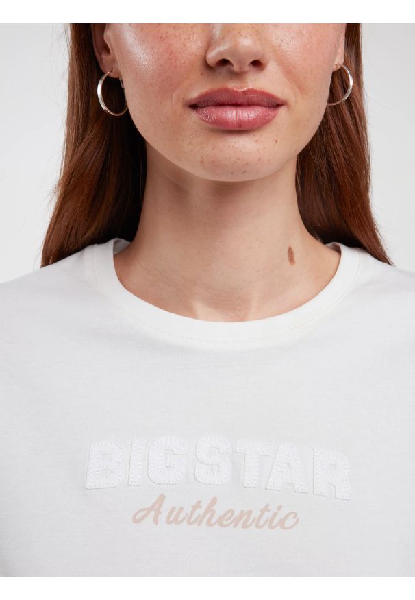 Big-Star - Koszulka damska z logo BIG STAR z kolekcji Authentic biała Della 100. Kolor: biały. Materiał: materiał, dzianina, poliester. Wzór: aplikacja. Styl: klasyczny