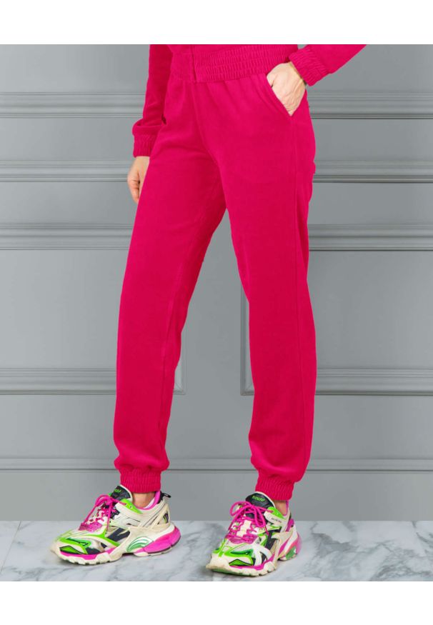 CHAOS BY MARTA BOLIGLOVA - Welurowe różowe spodnie dresowe GOTHIC. Kolor: różowy, wielokolorowy, fioletowy. Materiał: welur, dresówka. Wzór: aplikacja, haft