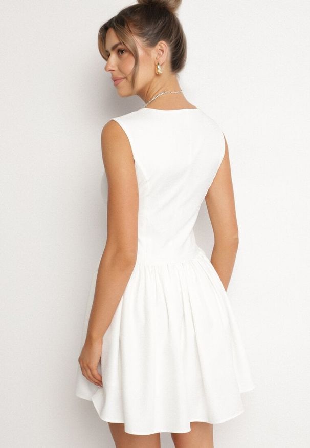 Born2be - Biała Rozkloszowana Sukienka Ozdobiona Kwadratowym Dekoltem Halelira. Okazja: na co dzień. Typ kołnierza: dekolt kwadratowy. Kolor: biały. Wzór: aplikacja. Typ sukienki: rozkloszowane, proste. Styl: klasyczny, casual, elegancki