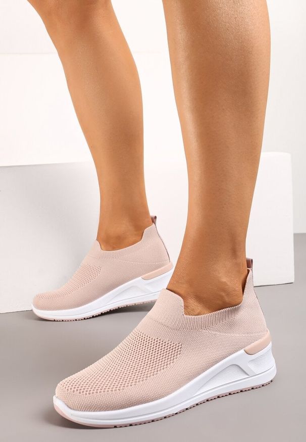 Renee - Różowe Casualowe Buty Sportowe na Platformie bez Zapięcia Winulla. Okazja: na co dzień. Nosek buta: okrągły. Zapięcie: bez zapięcia. Kolor: różowy. Materiał: materiał. Sezon: lato. Obcas: na platformie. Wysokość obcasa: niski