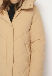 Born2be - Ciemnobeżowa Kurtka Pikowana o Długim Fasonie z Nieodpinanym Kapturem i Kieszeniami Nerilani. Okazja: na co dzień, na spacer. Kolor: beżowy. Materiał: skóra. Długość: długie. Sezon: zima. Styl: casual, elegancki #5