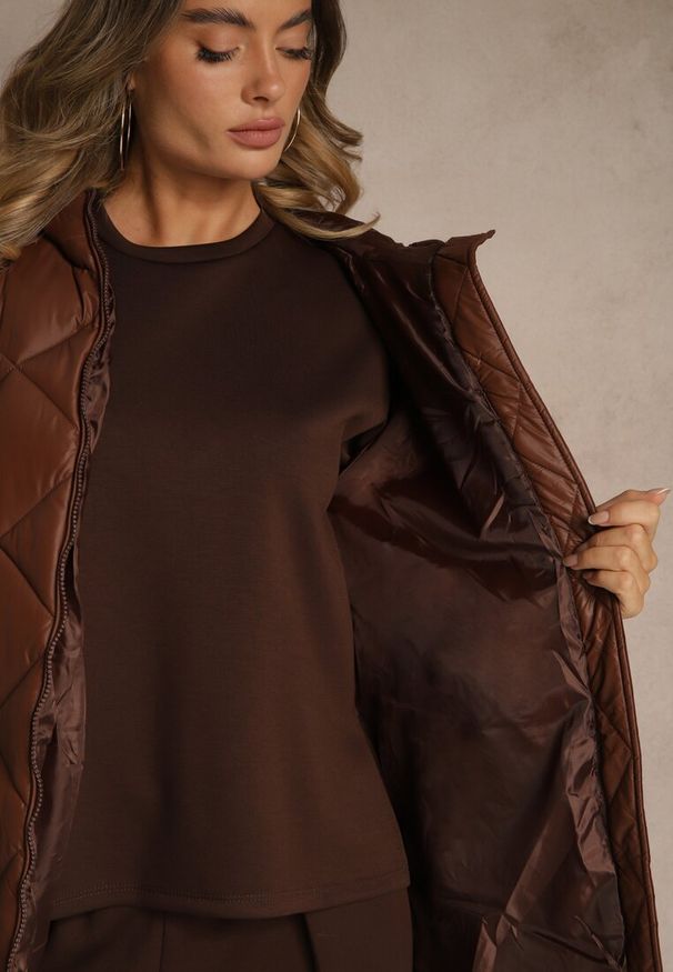 Renee - Brązowa Pikowana Kurtka o Długim Kroju z Kapturem Olendia. Typ kołnierza: kaptur. Kolor: brązowy. Materiał: jeans. Długość: długie