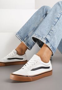 Born2be - Biało-Beżowe Tenisówki z Ozdobną Naszywką i Przeszyciami Buildoria. Okazja: na co dzień. Kolor: biały. Materiał: jeans. Szerokość cholewki: normalna. Wzór: aplikacja. Styl: klasyczny, sportowy, casual #6