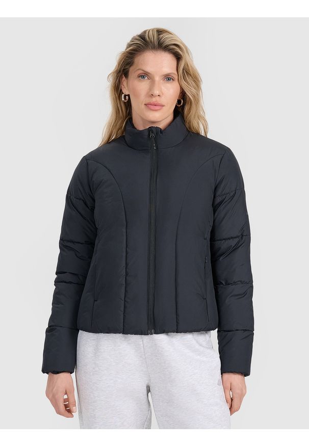 4f - 4F Kurtka puchowa z wypełnieniem syntetycznym damska - czarna M. Okazja: na co dzień. Typ kołnierza: kołnierzyk stójkowy, kaptur. Kolor: czarny. Materiał: puch, syntetyk. Długość: długie. Styl: casual, klasyczny, sportowy