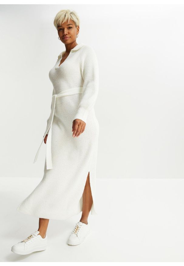 bonprix - Długa sukienka dzianinowa z paskiem (2 części). Typ kołnierza: polo. Kolor: biały. Materiał: dzianina. Długość: maxi