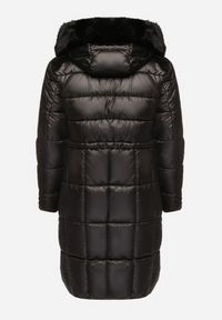 Born2be - Czarna Pikowana Kurtka ze Ściągaczem w Talii i Odpinanym Futerkiem przy Kapturze Zemilae. Okazja: na co dzień. Kolekcja: plus size. Kolor: czarny. Materiał: futro. Długość rękawa: długi rękaw. Długość: długie. Styl: casual, elegancki #7