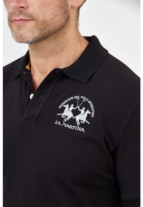 La Martina - LA MARTINA Czarna koszulka polo z wyszywanym logo. Typ kołnierza: polo. Kolor: czarny