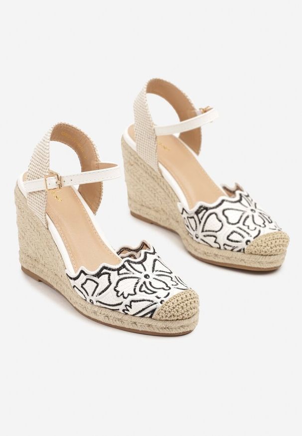 Born2be - Białe Sandały Espadryle Vices na Koturnie z Plecionki Zdobione Haftem Sesirea. Okazja: na co dzień. Nosek buta: okrągły. Zapięcie: pasek. Kolor: biały. Materiał: jeans. Wzór: aplikacja, haft. Obcas: na koturnie. Styl: elegancki, wizytowy, casual