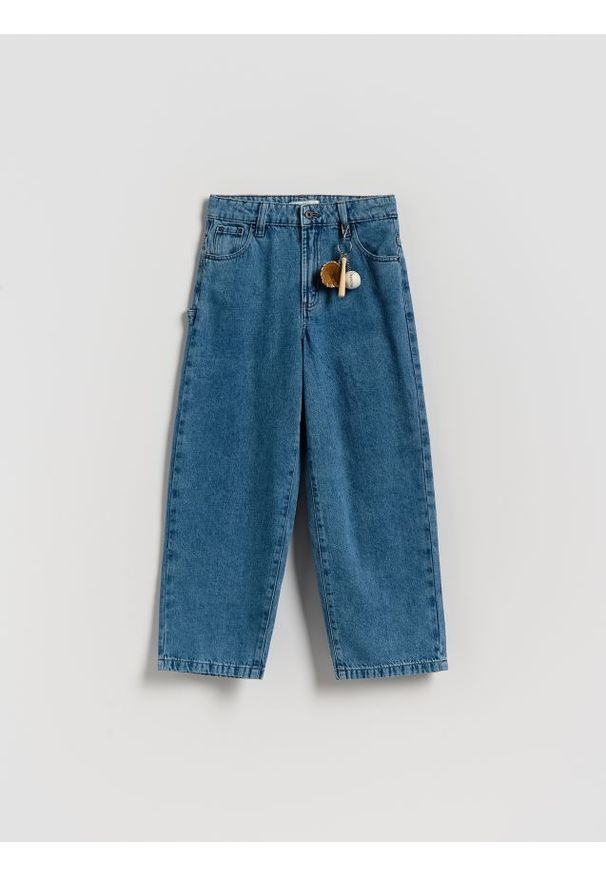 Reserved - Jeansy baggy z brelokiem - niebieski. Kolor: niebieski