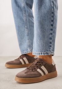 Born2be - Ciemnobrązowe Skórzane Sneakersy i Ozdobnymi Paskami Zelisei. Okazja: na co dzień. Zapięcie: pasek. Kolor: brązowy. Materiał: skóra #1